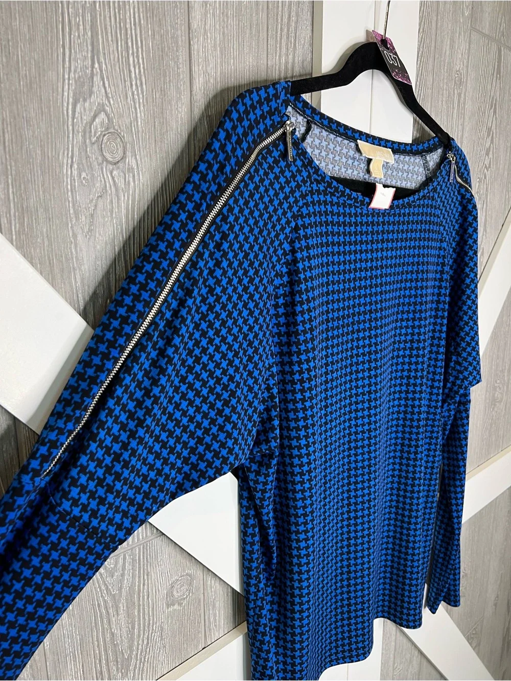 037. Michael Kors Blue Houndstooth Zip-Shoulder Long Sleeve Top L